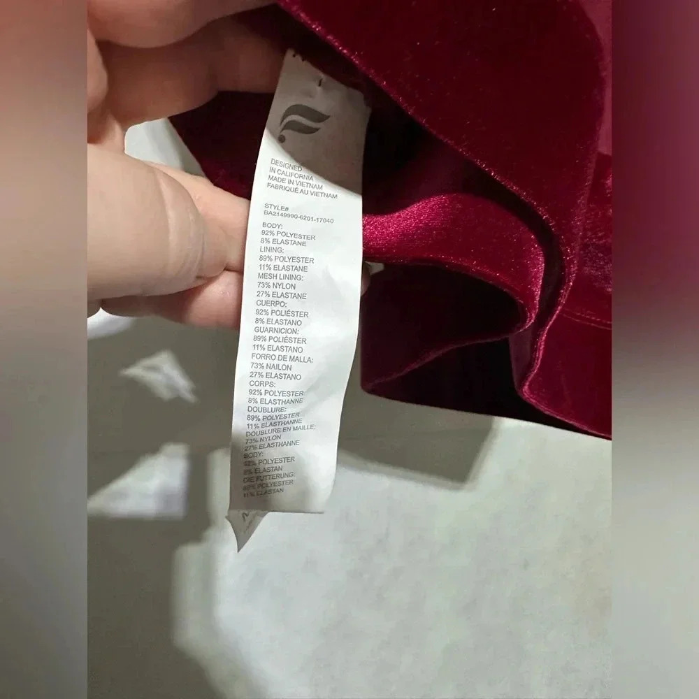 NWOT Fabletics M Oasis Twist Front Red Velvet Sports Bra with removable padding - Picture 4 of 4
